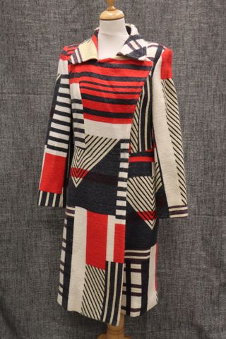 Christian LACROIX Paris  – Joli manteau ¾ en laine décor asymétri...