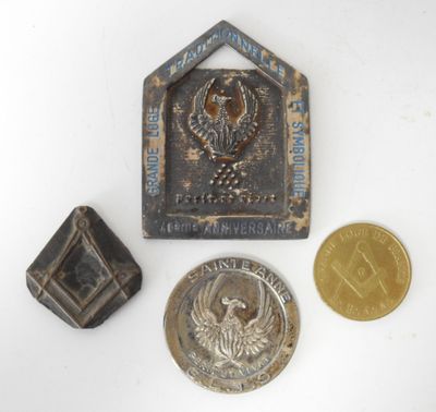 trois pièces et une pièce sont posées les unes à côté des autres sur une surface blanche