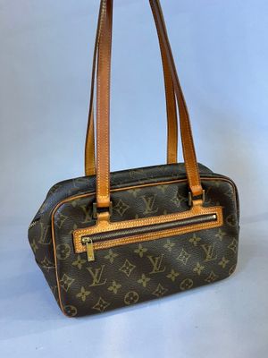 un sac à main Louis Vuitton sur fond blanc