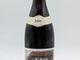 une bouteille de vin posée sur une table