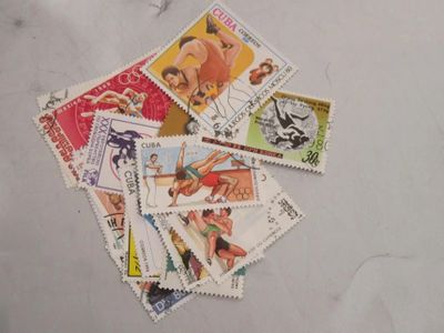 un lot de timbres posés sur une table