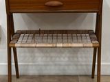 l'image d'une petite table en bois surmontée d'un tiroir