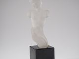 sculpture représentant une femme nue sur un socle noir