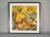un tableau représentant un oiseau perché sur une branche d'arbre aux feuilles jaunes