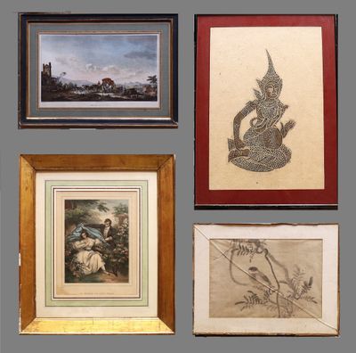 plusieurs tableaux encadrés représentant divers styles artistiques, accrochés à un mur