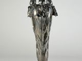 une image représentant un vase en argent posé sur une table