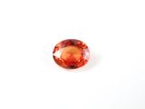 un saphir orange sur fond blanc