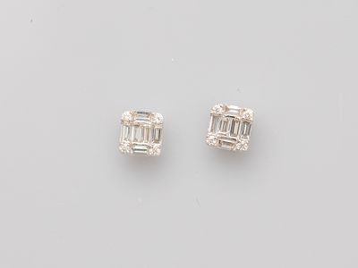 Paire de boucles d'oreilles carrées en or gris 750°/°° (18K)…