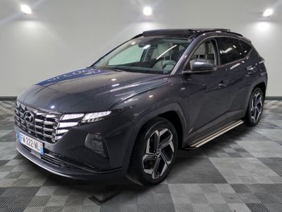 Une Hyundai Kona grise de 2020 est garée sur un sol à damier