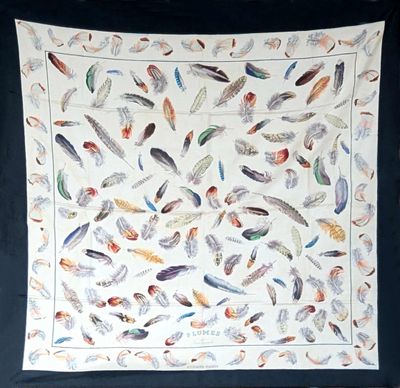 une image représentant une écharpe blanche et noire ornée de nombreuses plumes de différentes couleurs