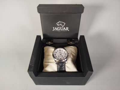 une boîte noire contenant une montre
