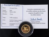 une photo d'une pièce d'or à laquelle est attaché un bout de papier