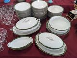 plusieurs assiettes et verres sur une table avec une nappe rouge