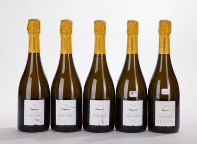 quatre bouteilles de vin sont alignées