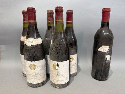 plusieurs bouteilles de vin sont alignées sur une table