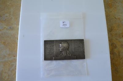 une photo d'une assiette en argent sur laquelle figure le portrait d'une femme