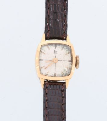 une image d'un gros plan d'une montre-bracelet sur une surface blanche