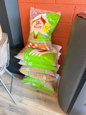 un tas de chips et un paquet de chips à côté d'une télévision