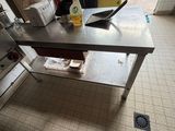 une photo d'une cuisine avec une cuisinière et une table