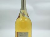 l'image d'une bouteille de champagne posée sur une table