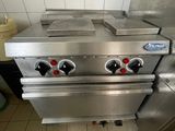 une cuisinière argentée à trois feux dans une cuisine