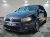 la photo d'une voiture noire garée dans un garage