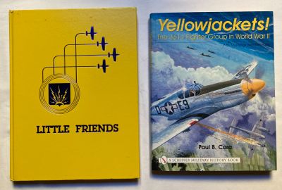deux livres posés sur une table, dont l'un a une couverture jaune et l'autre est un livre jaune sur lequel figure l'image d'un avion