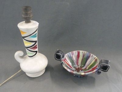 un vase blanc et un bol coloré posés sur une table