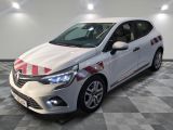 une photo d'une voiture blanche avec une bande rouge et blanche
