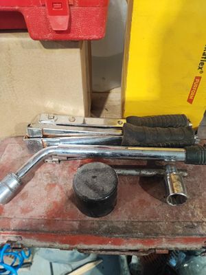 une photo d'un ensemble d'outils disposés sur un établi