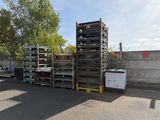 Plusieurs palettes de bois sont empilées les unes sur les autres dans un parking