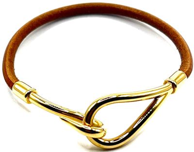 bracelet en cuir avec fermoir plaqué or sur fond blanc