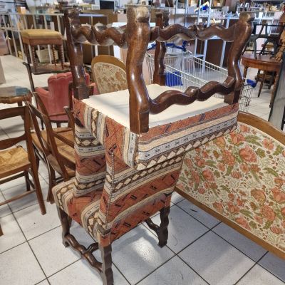 beaucoup de chaises et un canapé dans un magasin