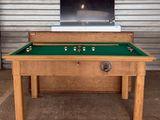 une table de billard sur laquelle est posée une télévision