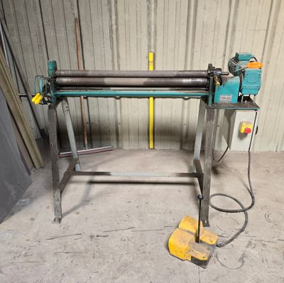 an image of a machine that is sitting in a garage