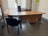 un bureau et des chaises dans une pièce dotée d'une fenêtre