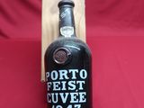 une bouteille de vin posée sur une table