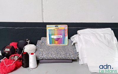 de nombreux objets posés sur le sol les uns à côté des autres