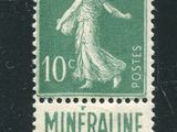 le timbre est vert et blanc et représente une femme