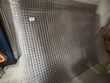 une photo d'une grille métallique dans une pièce