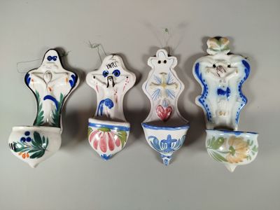 cinq décorations en céramique accrochées au mur
