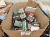 une boîte en carton remplie de matériel électronique dans une pièce