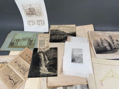 beaucoup de vieux papiers et de vieilles photos sur la table
