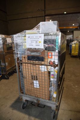 un chariot rempli de cartons, garé dans un entrepôt