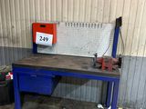 une image d'un établi dans un garage