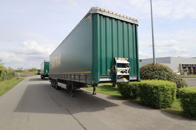 un camion semi-remorque garé sur le côté de la route