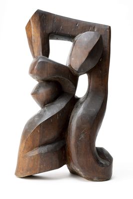 une image représentant une sculpture en bois d'une femme tenant un enfant dans ses bras