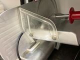 une machine en métal posée sur une table