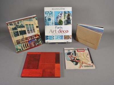 trois livres sont posés l'un à côté de l'autre sur une table