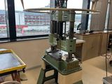 une machine placée au milieu d'une pièce